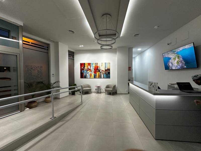Moderna área de recepción de Málaga FUE Clinic